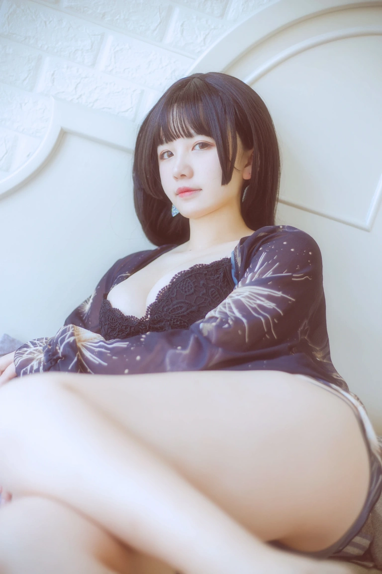 阿半今天很开心《黑色吊带》主题写真：23张全套美图