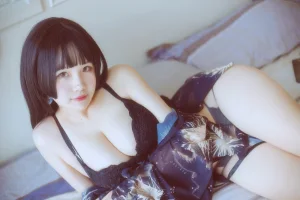 阿半今天很开心《黑色吊带》主题写真：23张全套美图