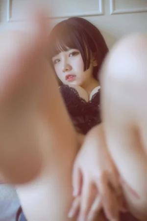 阿半今天很开心《黑色吊带》主题写真：23张全套美图
