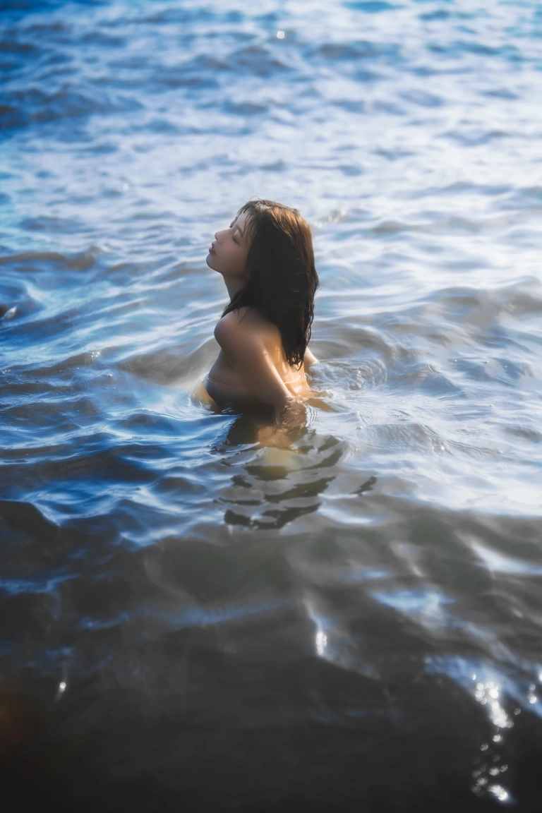 清青琴玖《搁浅》主题写真：23张全套美图