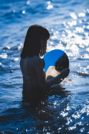 清青琴玖《搁浅》主题写真：23张全套美图