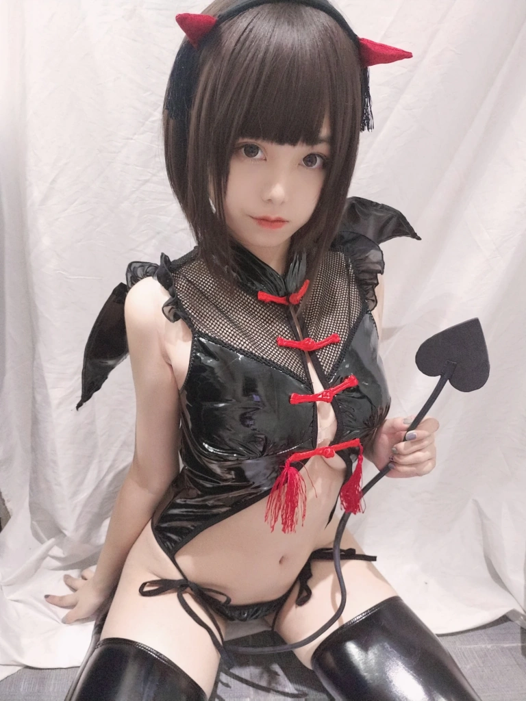 蜜汁猫裘《小恶魔自拍》主题写真：28张全套美图