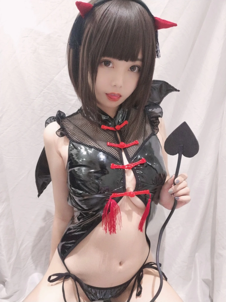 蜜汁猫裘《小恶魔自拍》主题写真：28张全套美图