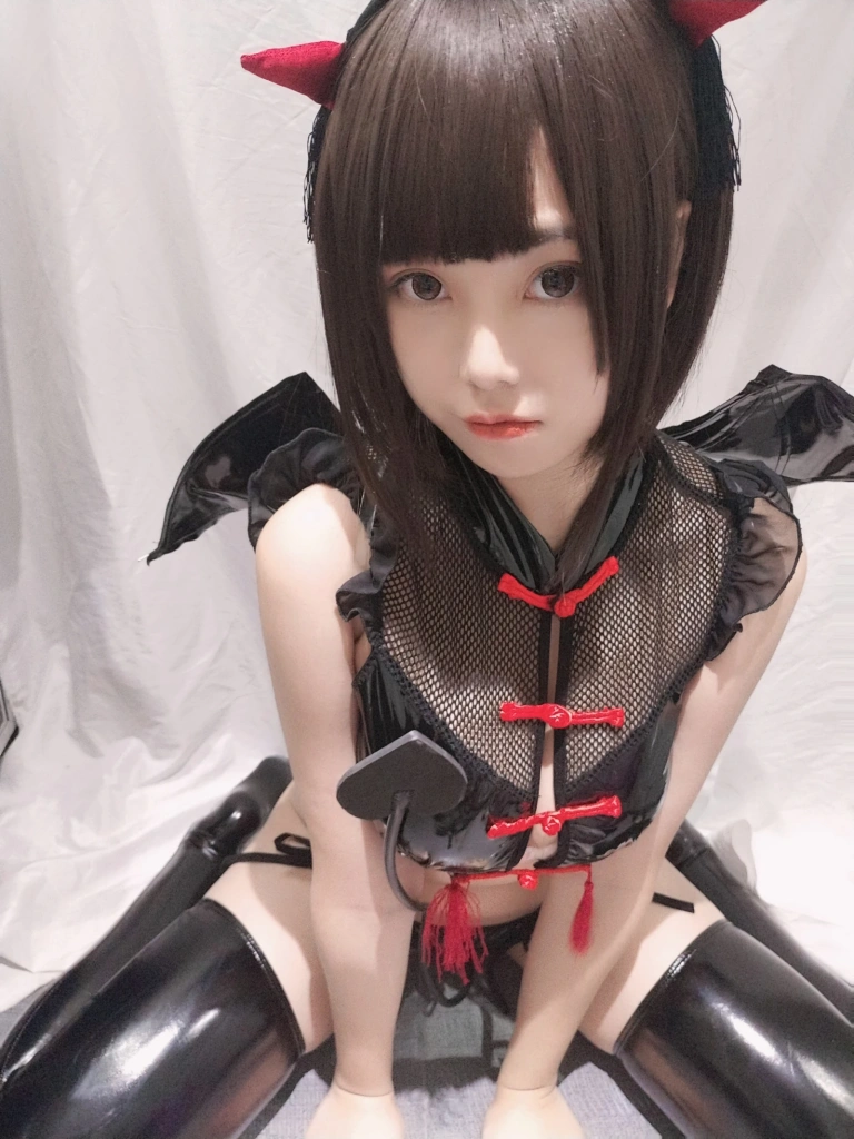 蜜汁猫裘《小恶魔自拍》主题写真：28张全套美图