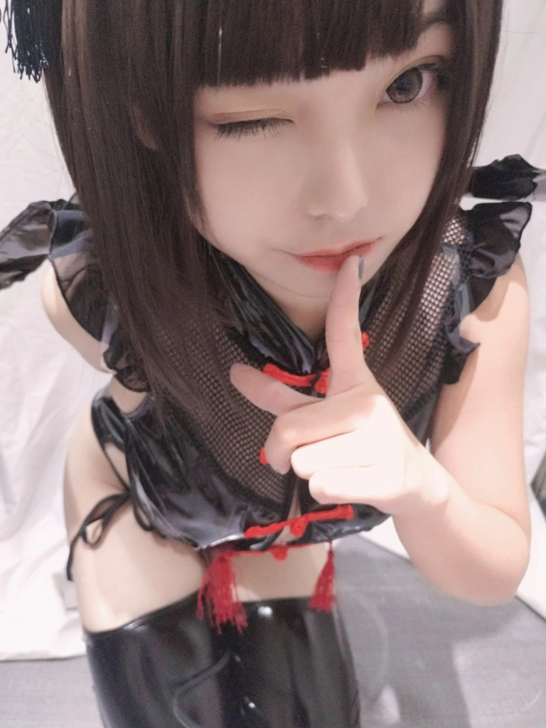 蜜汁猫裘《小恶魔自拍》主题写真：28张全套美图