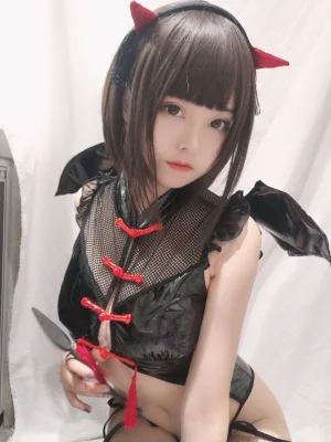 蜜汁猫裘《小恶魔自拍》主题写真：28张全套美图
