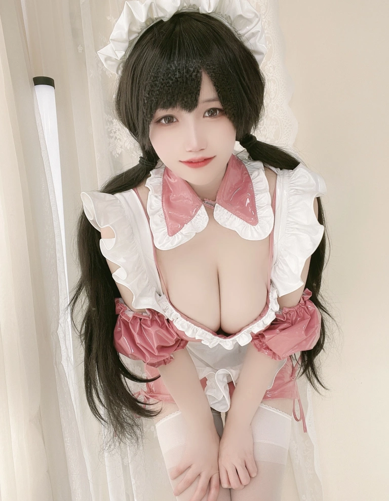 小仓千代《粉色漆皮女仆》主题写真：29张全套美图