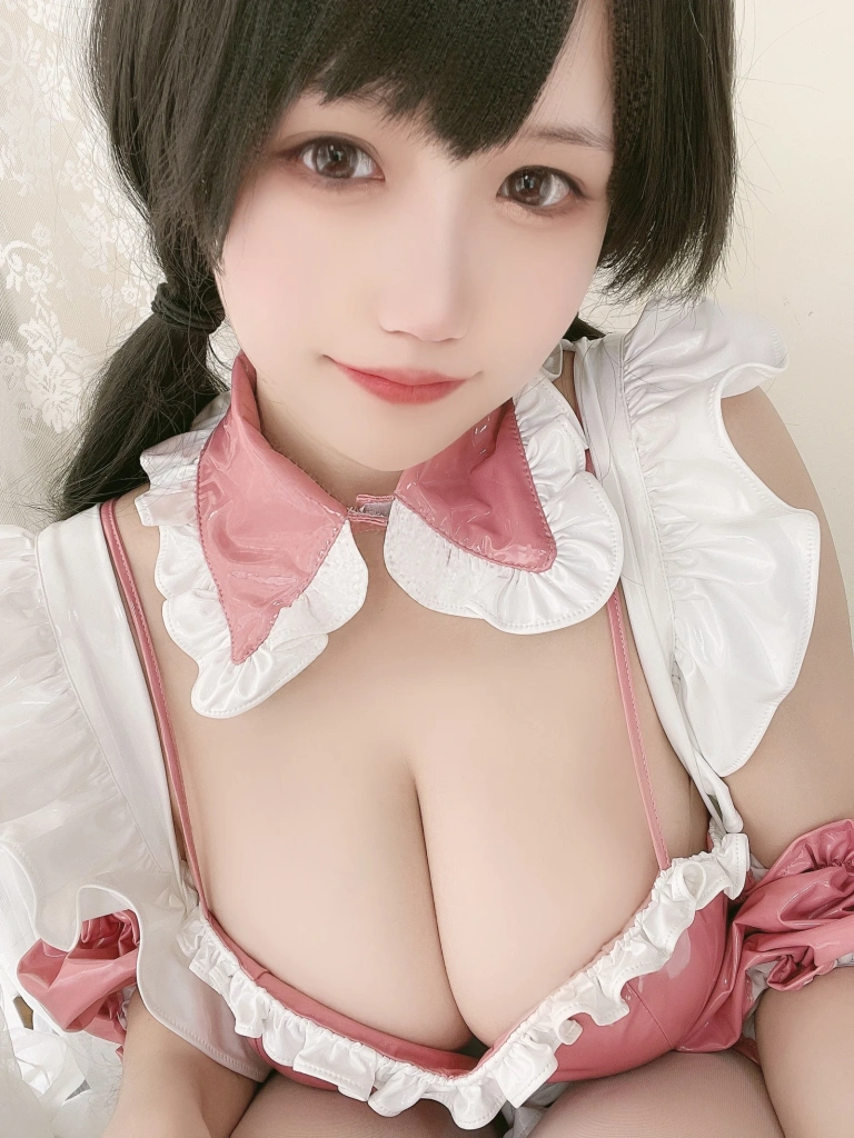 小仓千代《粉色漆皮女仆》主题写真：29张全套美图