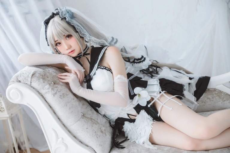 焖焖碳《可畏礼服》主题写真：33张全套美图