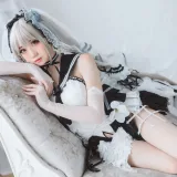 焖焖碳《可畏礼服》主题写真：33张全套美图
