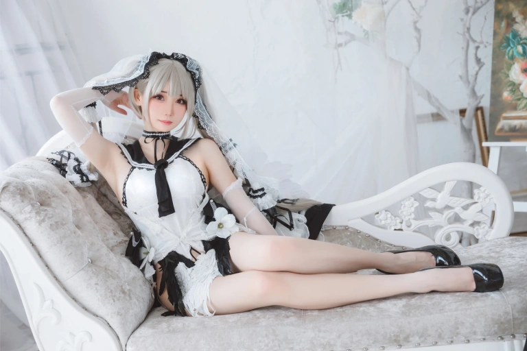 焖焖碳《可畏礼服》主题写真：33张全套美图