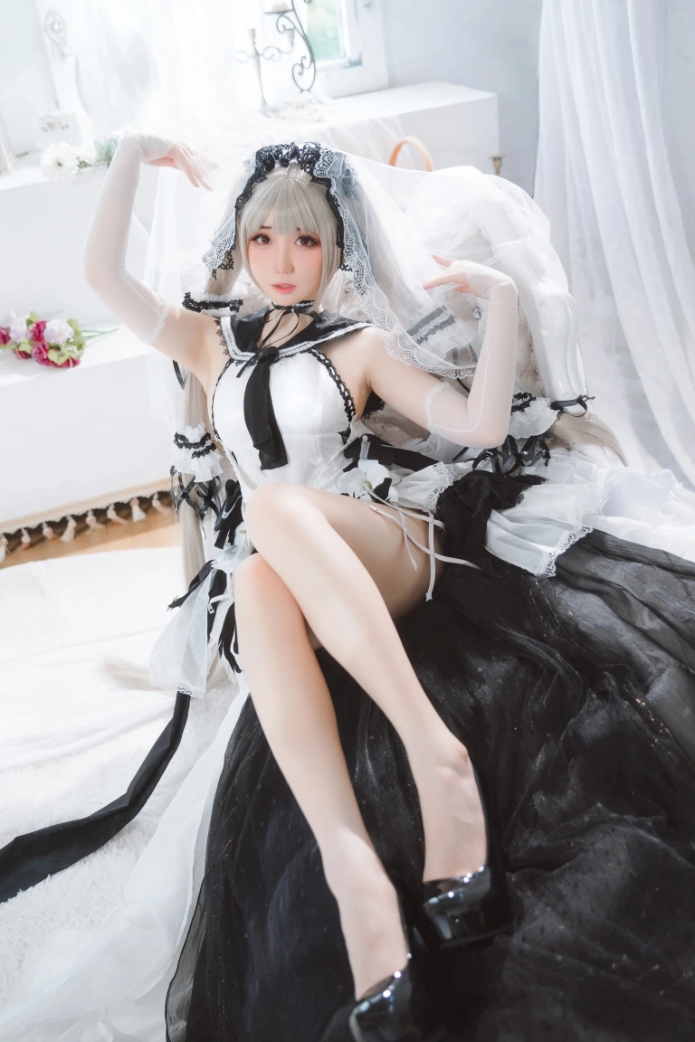 焖焖碳《可畏礼服》主题写真：33张全套美图