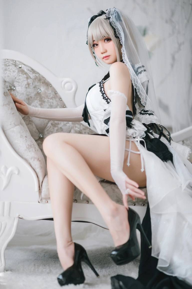 焖焖碳《可畏礼服》主题写真：33张全套美图