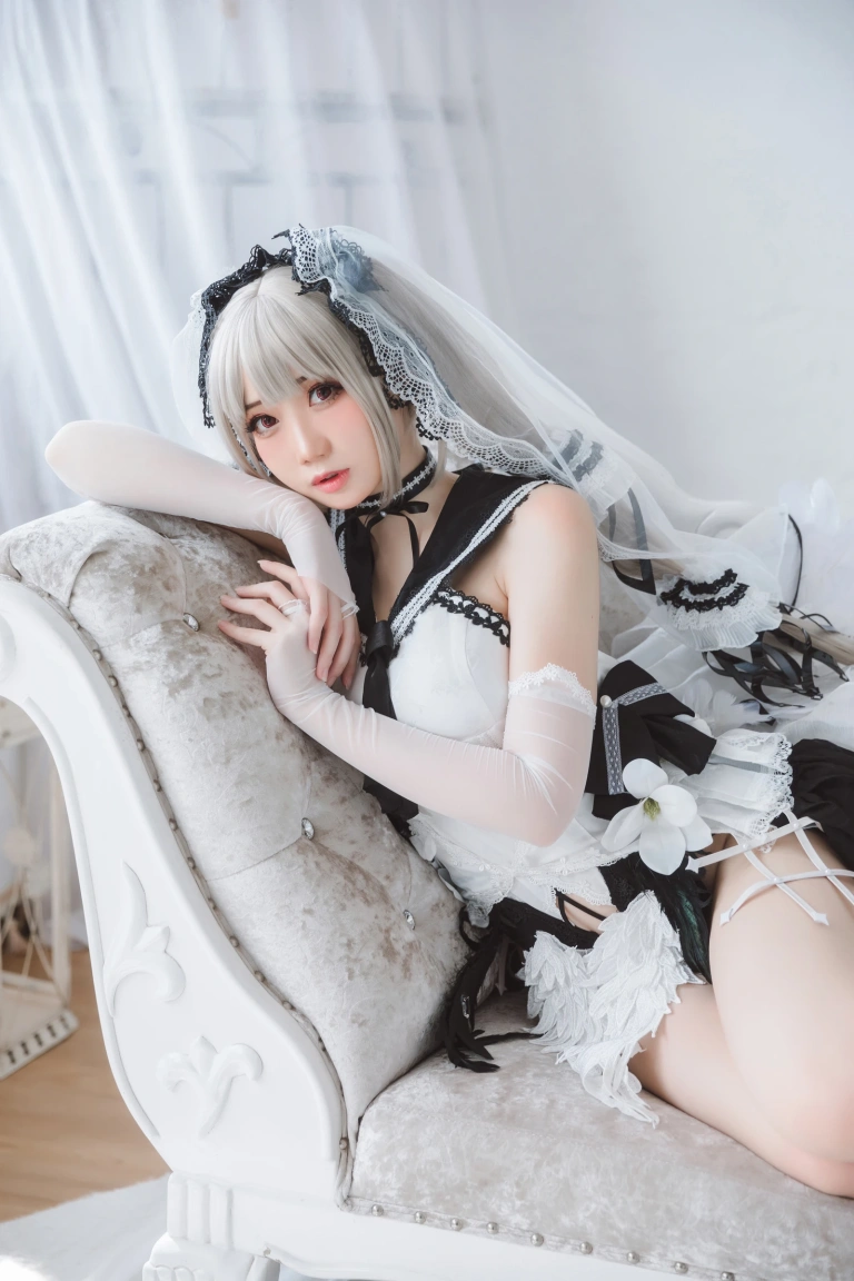 焖焖碳《可畏礼服》主题写真：33张全套美图