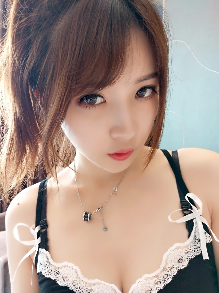 小女巫露娜《黑色吊带裙》主题写真：36张全套美图
