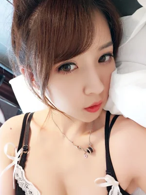 小女巫露娜《黑色吊带裙》主题写真：36张全套美图