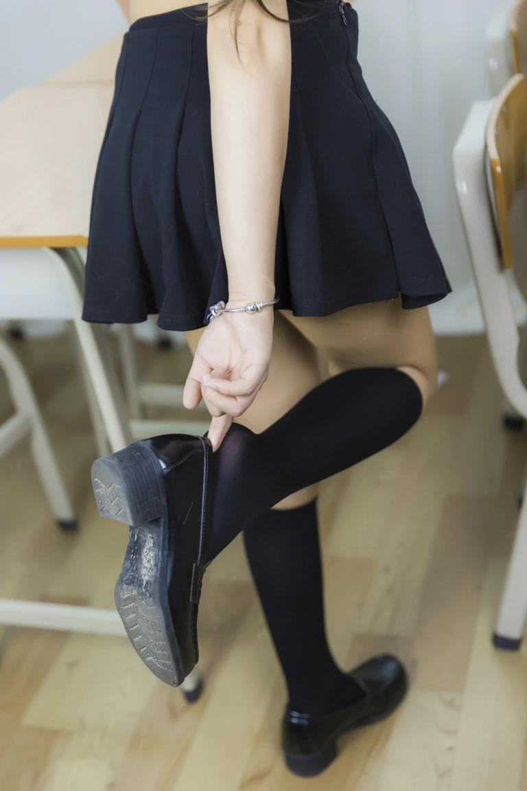 抱走莫子《等你下课》主题写真：42张全套美图