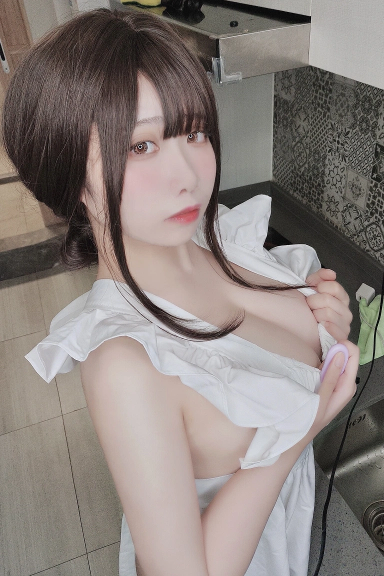 贞子蜜桃《围裙自拍》主题写真：44张全套美图，含1个视频