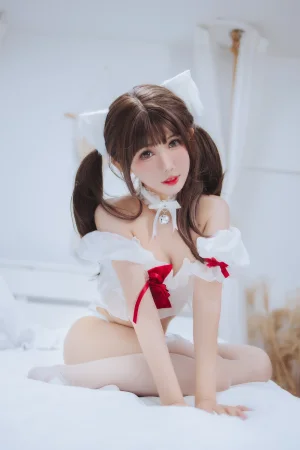 仙女月《白猫少女》主题写真：50张全套美图