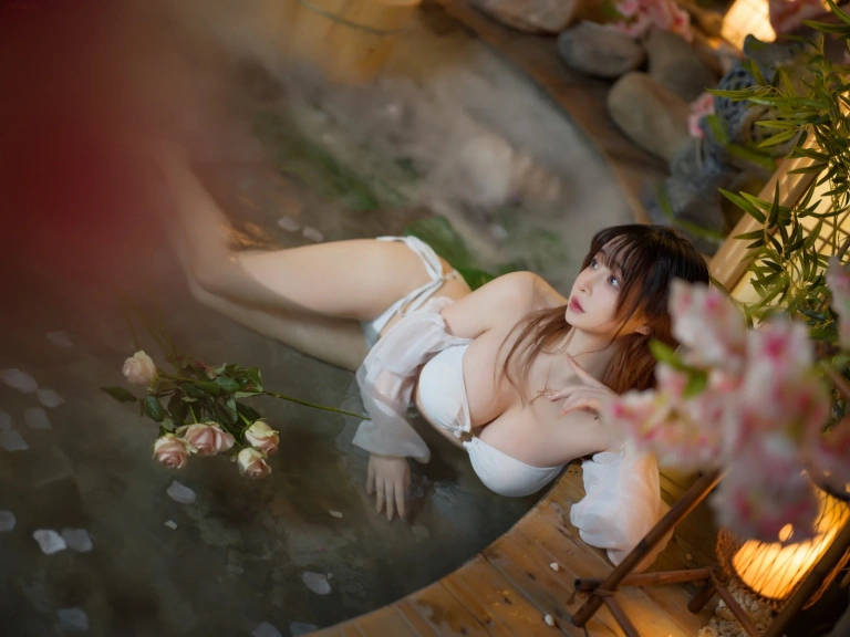 叉子宝宝《温泉》主题写真：53张全套美图
