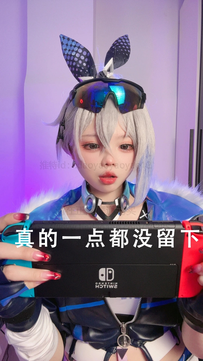 小瑶幺幺《银狼自拍版》主题写真：64张全套美图，含5个视频
