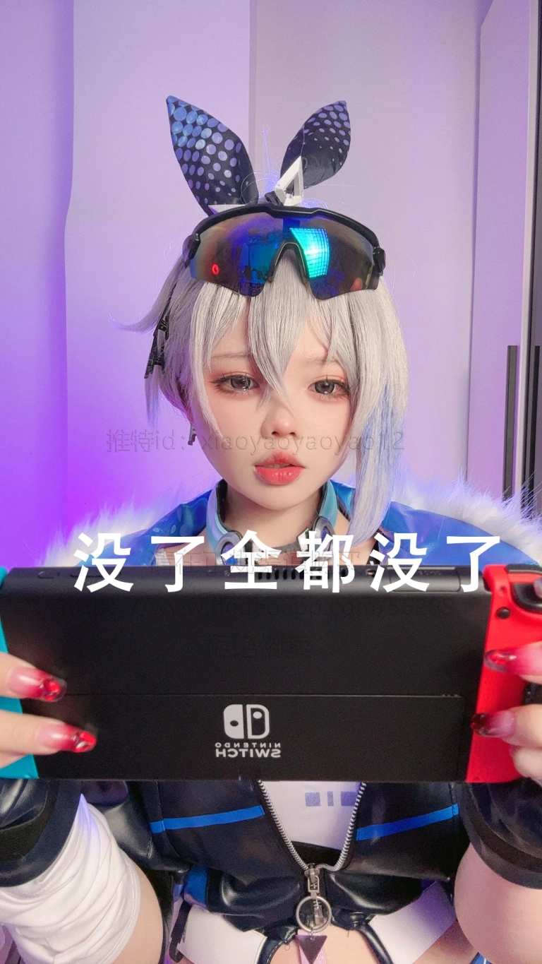 小瑶幺幺《银狼自拍版》主题写真：64张全套美图，含5个视频
