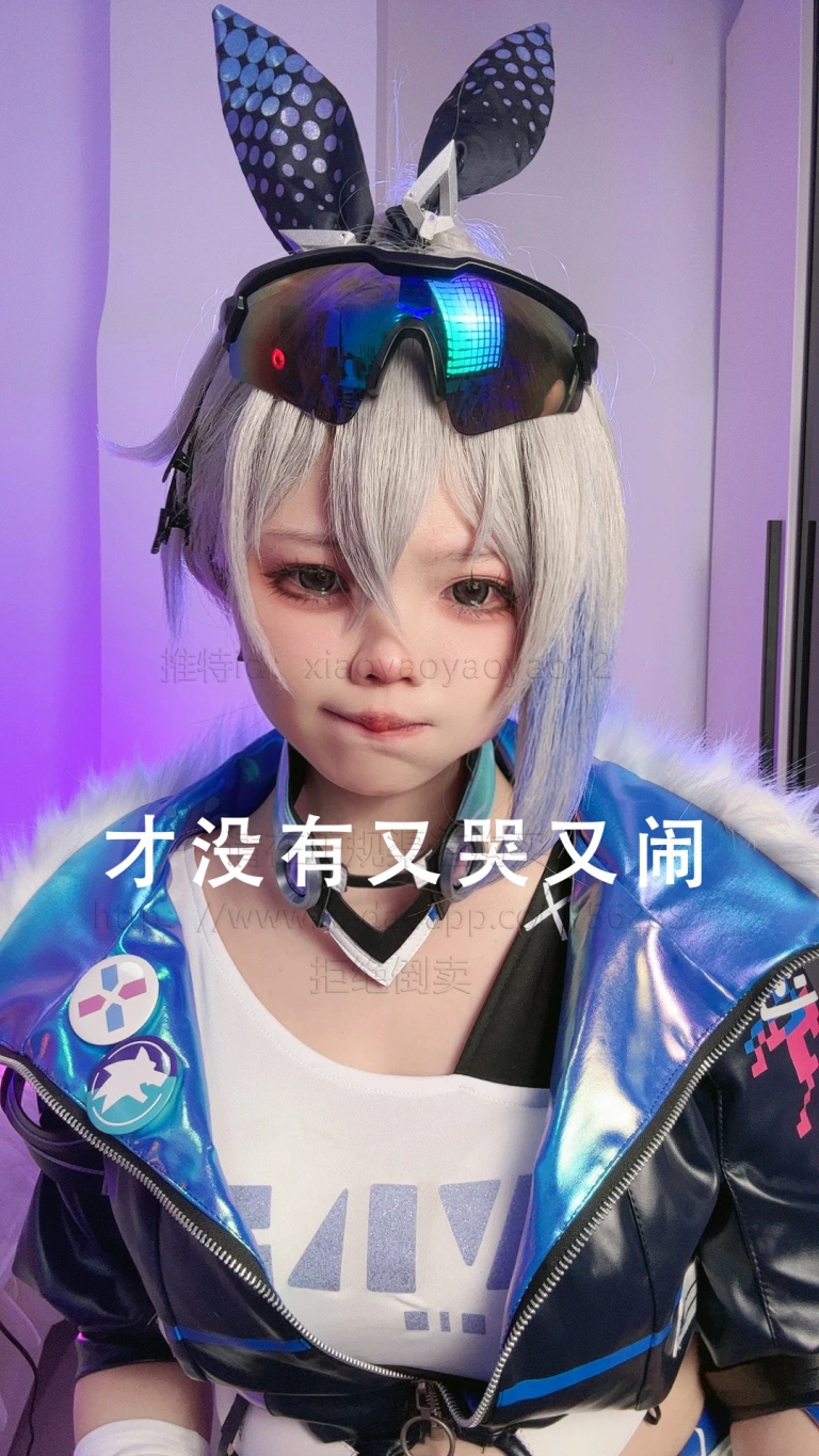 小瑶幺幺《银狼自拍版》主题写真：64张全套美图，含5个视频