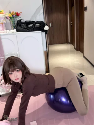 麻薯好吃《瑜伽垫上的越界》主题写真：75张全套美图，含1个视频