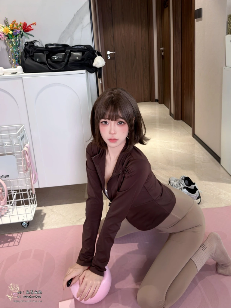 麻薯好吃《瑜伽垫上的越界》主题写真：75张全套美图，含1个视频