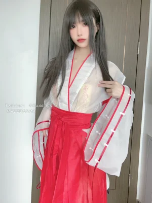 布丁大法《C4莓果挞》主题写真：62张全套美图，含4个视频