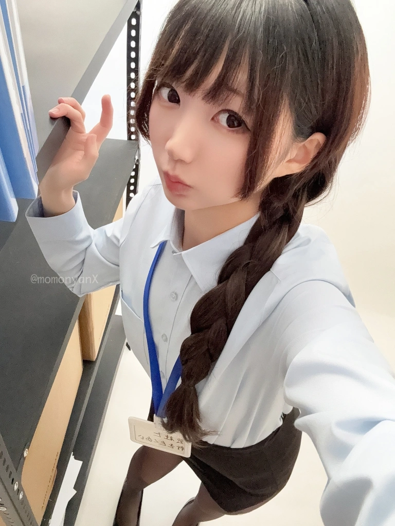雫しずく《[Fantia] 2025年08月订阅》主题写真：257张全套美图，含2个视频