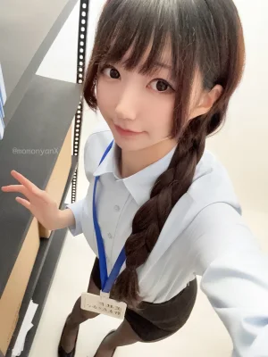 雫しずく《[Fantia] 2025年08月订阅》主题写真：257张全套美图，含2个视频