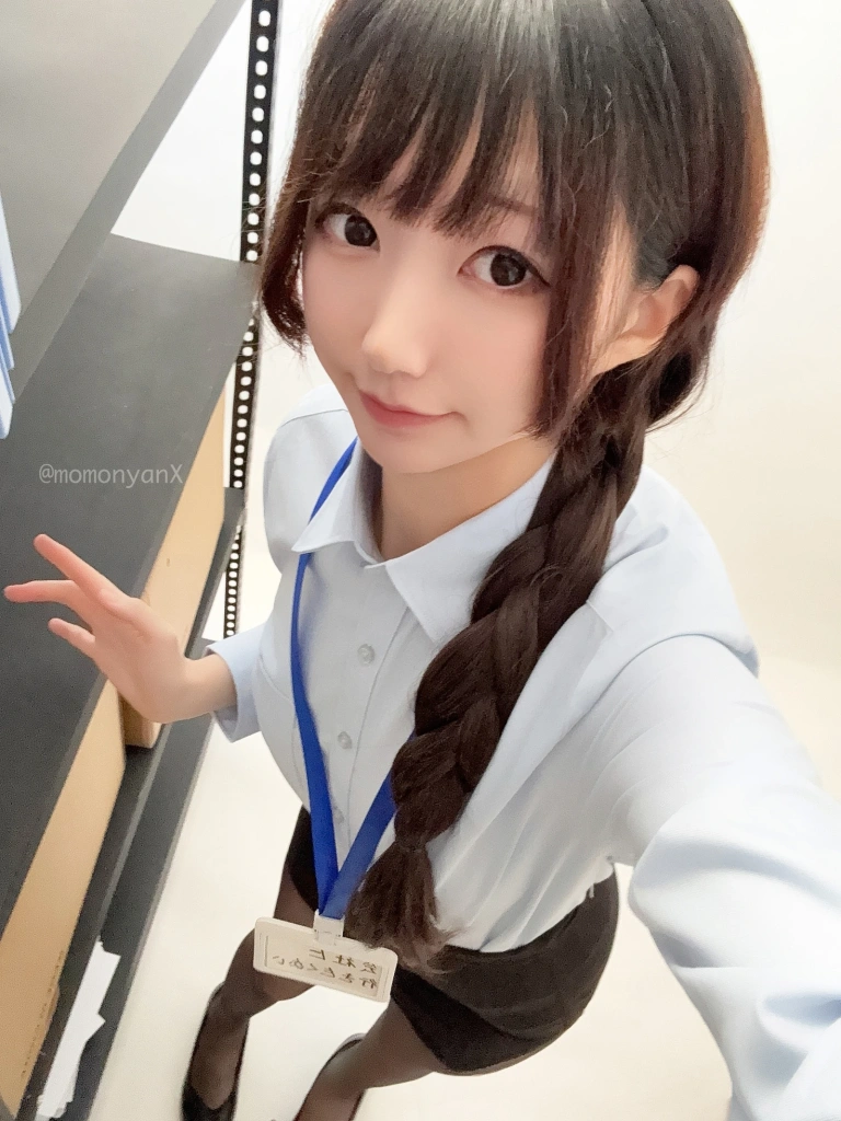 雫しずく《[Fantia] 2025年08月订阅》主题写真：257张全套美图，含2个视频