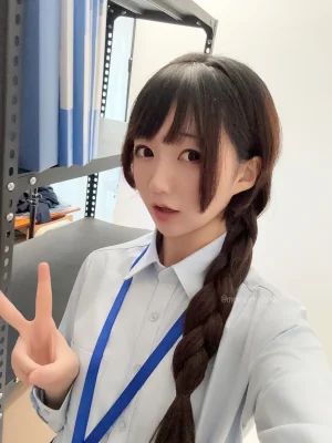 雫しずく《[Fantia] 2025年08月订阅》主题写真：257张全套美图，含2个视频