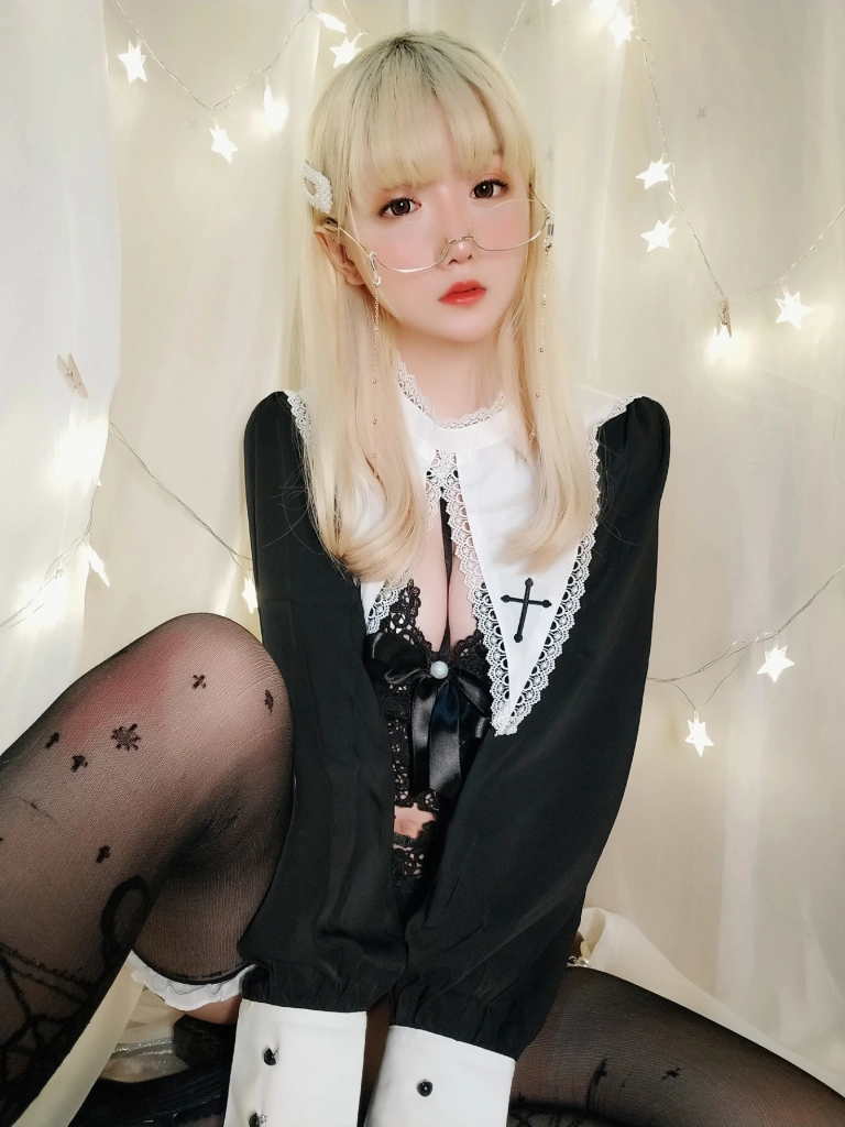 星之迟迟《VOL.15 圣光修女包》主题写真：61张全套美图