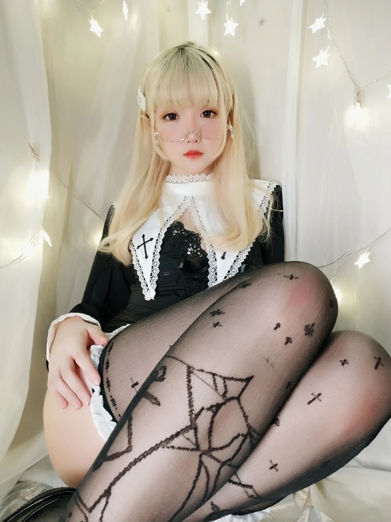 星之迟迟《VOL.15 圣光修女包》主题写真：61张全套美图