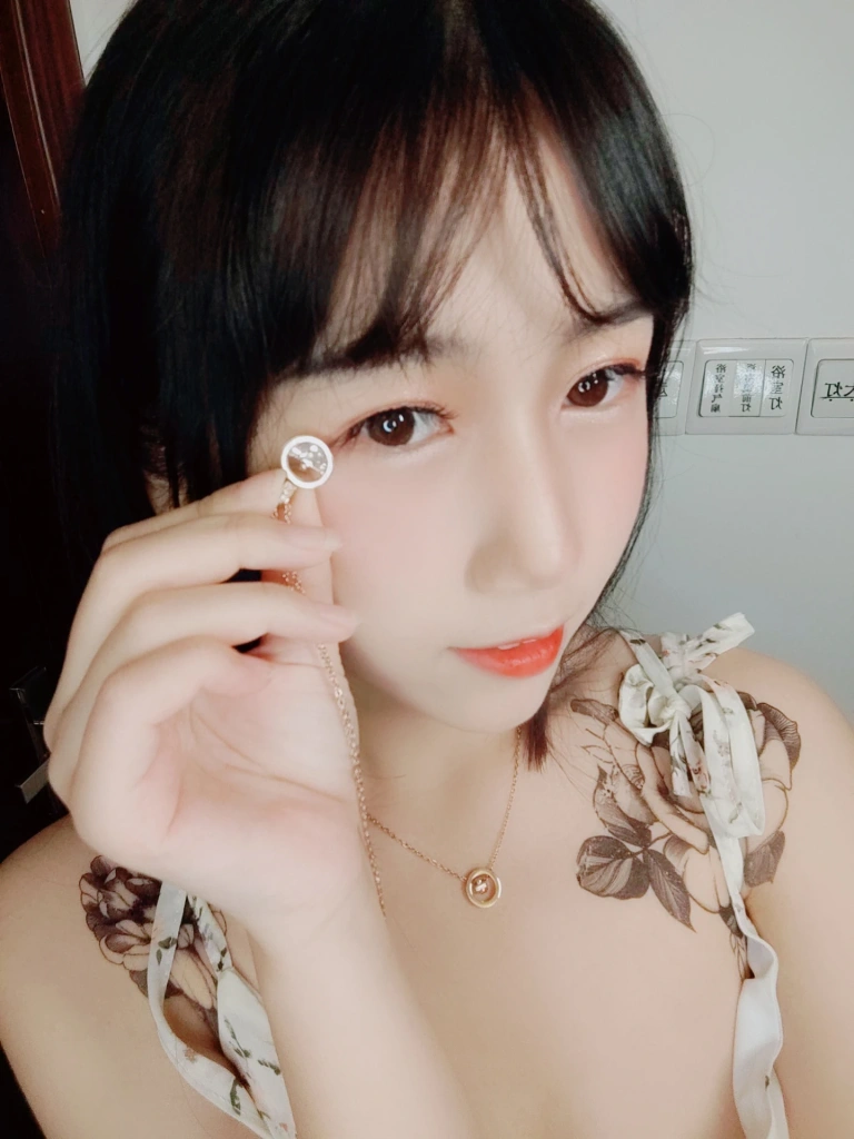 不呆猫《温柔风连衣裙》主题写真：15张全套美图