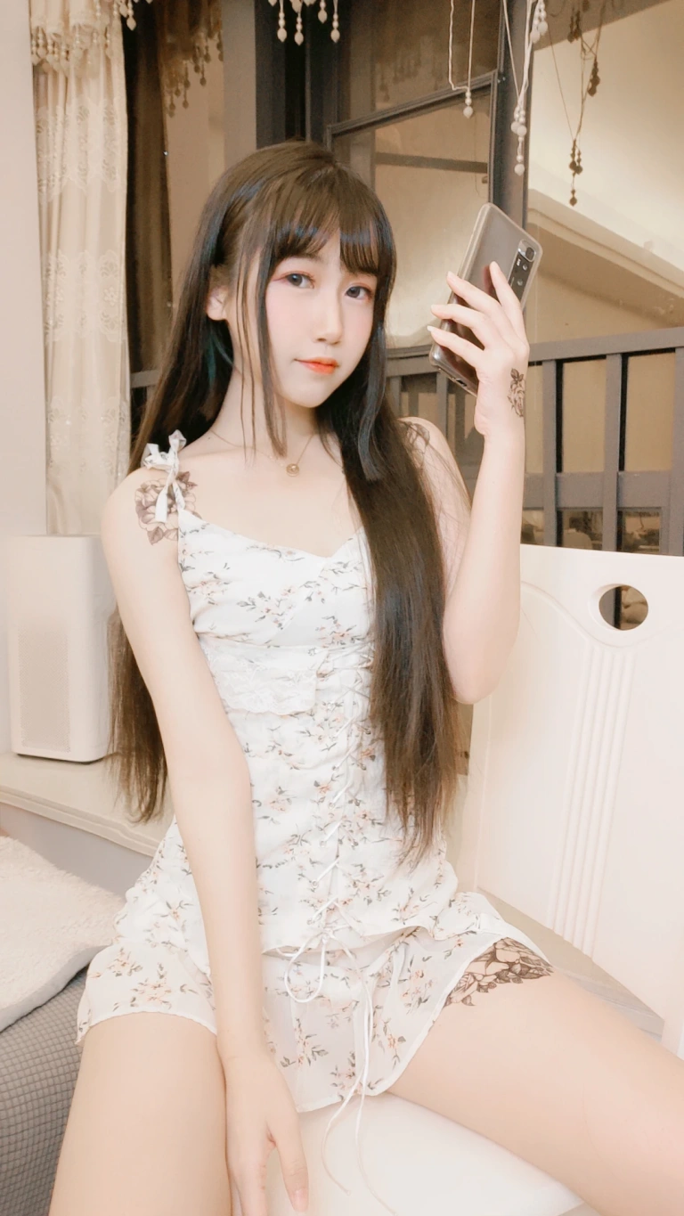 不呆猫《温柔风连衣裙》主题写真：15张全套美图