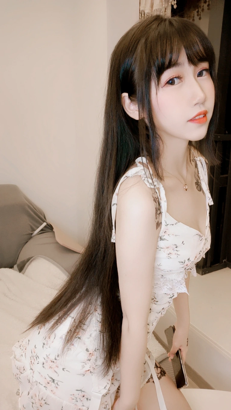 不呆猫《温柔风连衣裙》主题写真：15张全套美图