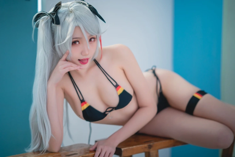 瓜希酱《欧根亲王》主题写真：20张全套美图