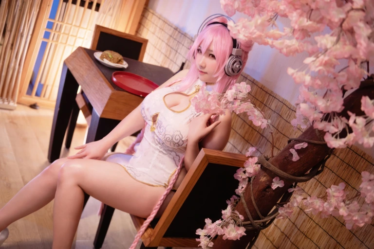 是本末末《索尼子旗袍》主题写真：23张全套美图