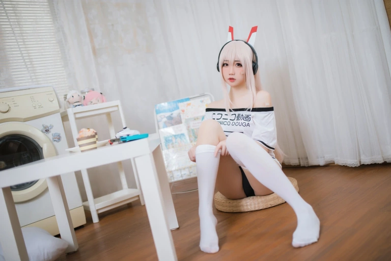 焖焖碳《绫波 宅版本》主题写真：29张全套美图