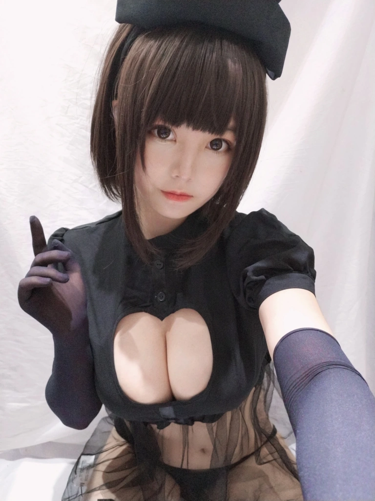 蜜汁猫裘《兔子护士》主题写真：30张全套美图