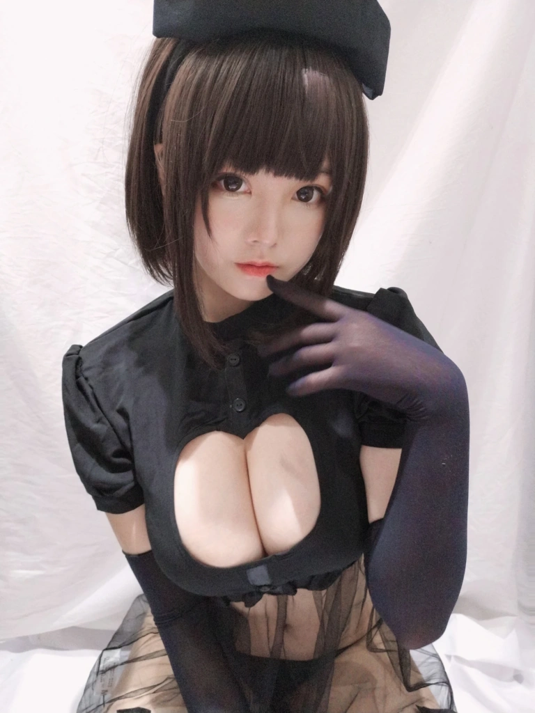 蜜汁猫裘《兔子护士》主题写真：30张全套美图