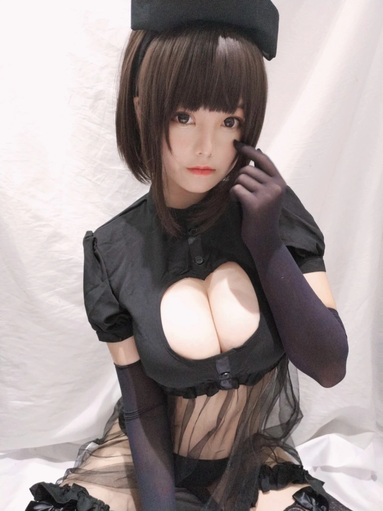 蜜汁猫裘《兔子护士》主题写真：30张全套美图