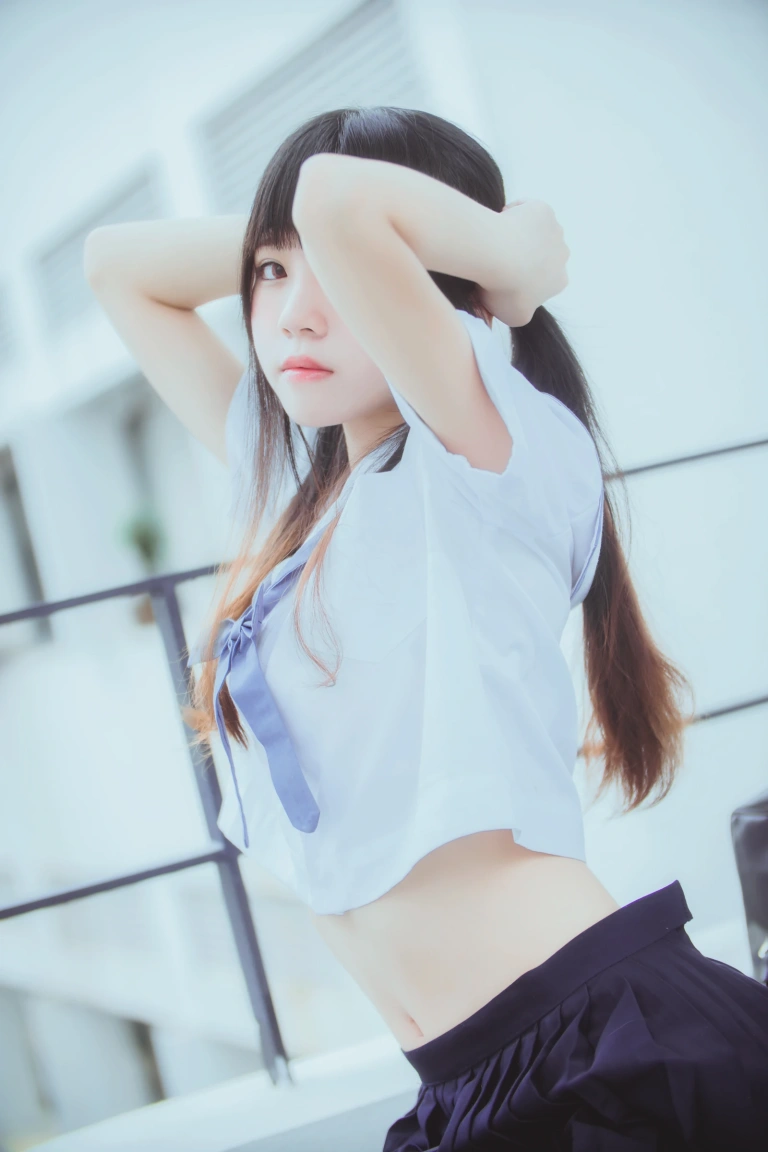 桜桃喵《蓝白水手服》主题写真：39张全套美图