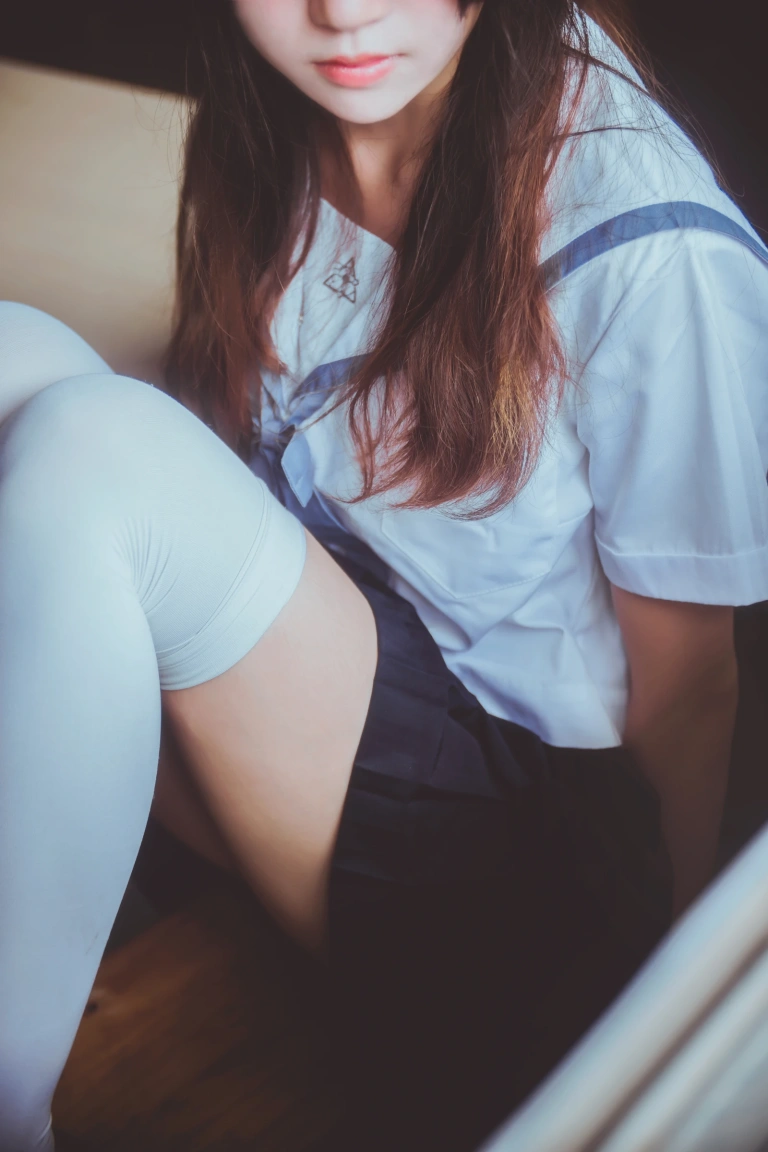 桜桃喵《蓝白水手服》主题写真：39张全套美图