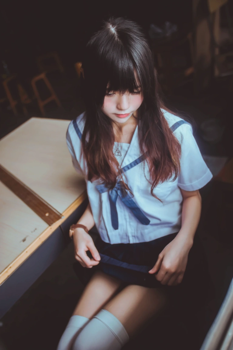 桜桃喵《蓝白水手服》主题写真：39张全套美图