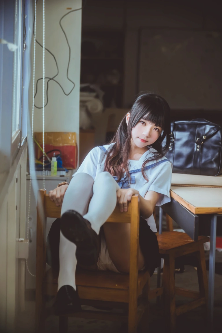 桜桃喵《蓝白水手服》主题写真：39张全套美图