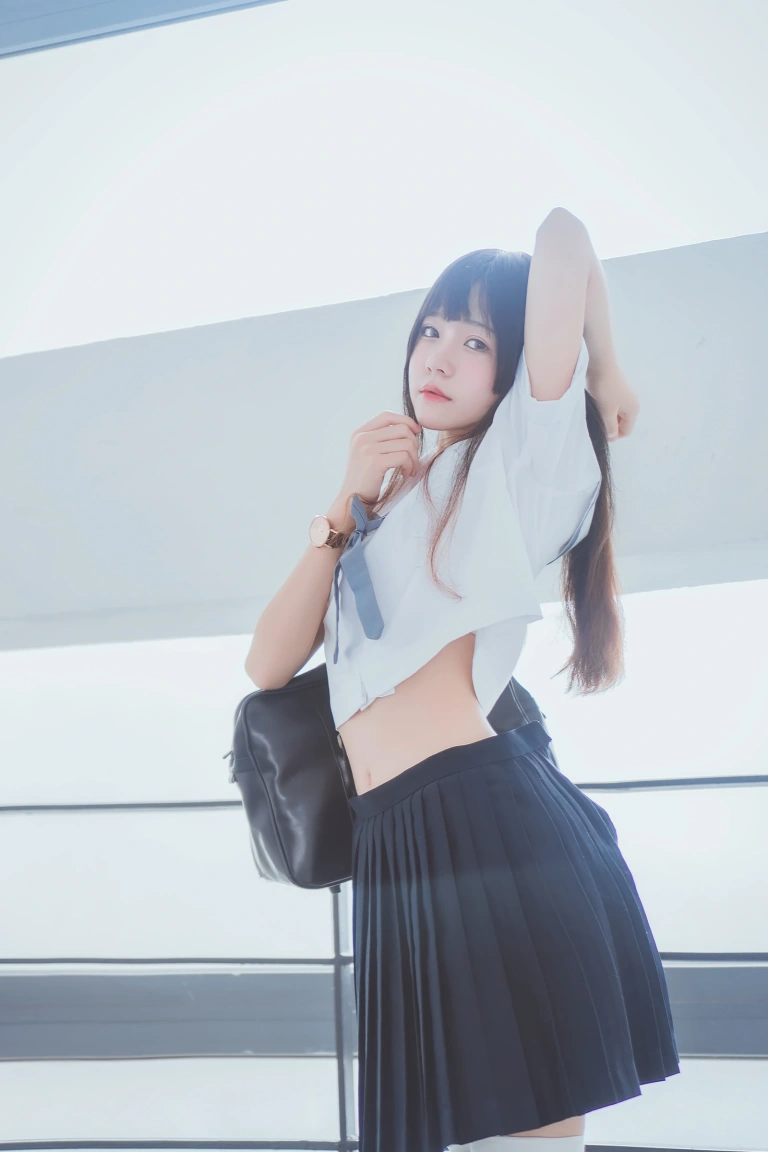 桜桃喵《蓝白水手服》主题写真：39张全套美图